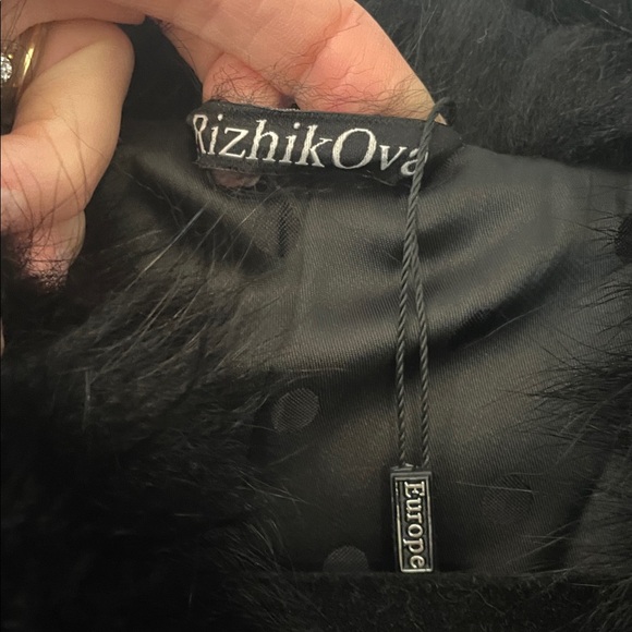 Elegant Black Fur Trim Cape - Picture 4 of 7